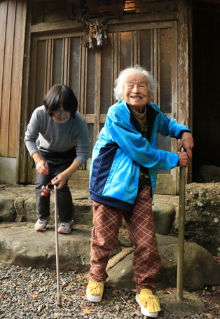 杖を持って心配そうな孫さんをよそに、 「ひとりで立てる」と、可愛い靴を履いたおばあちゃんが、すてきな笑顔を見せてくれました。